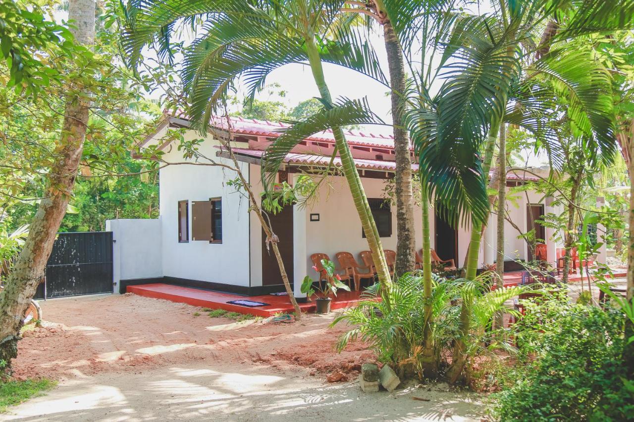 Hikka Surf Hostel Hikkaduwa Exterior foto